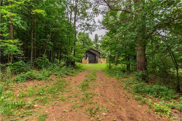 view of yard with an outbuilding