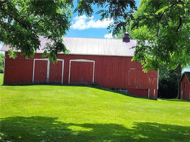 view of yard featuring an outdoor structure