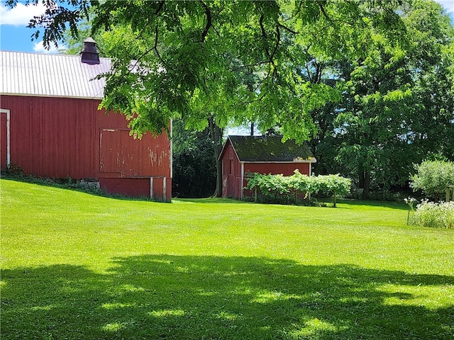 view of yard featuring an outbuilding