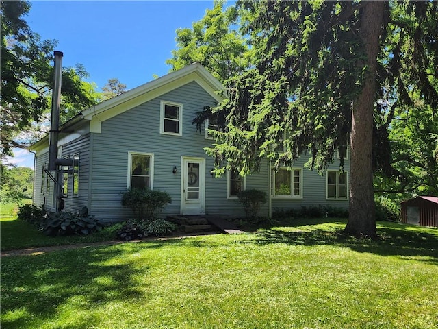 view of front of house featuring a front lawn