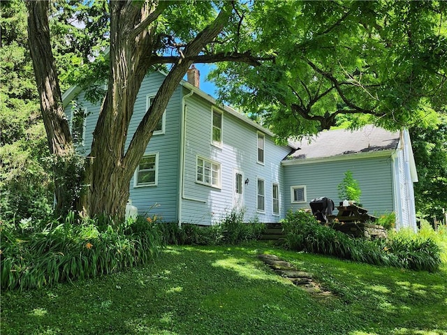 back of house featuring a lawn