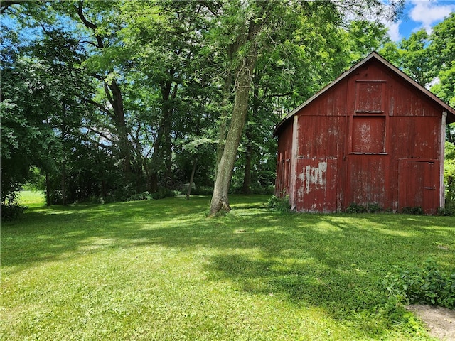 view of yard with an outbuilding