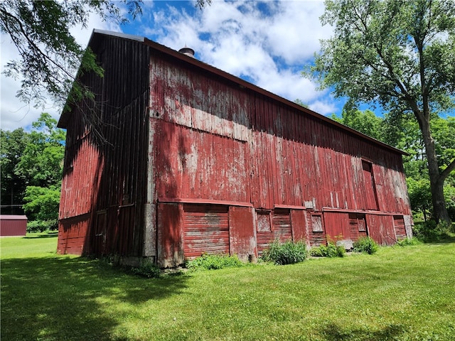 view of outdoor structure with a lawn