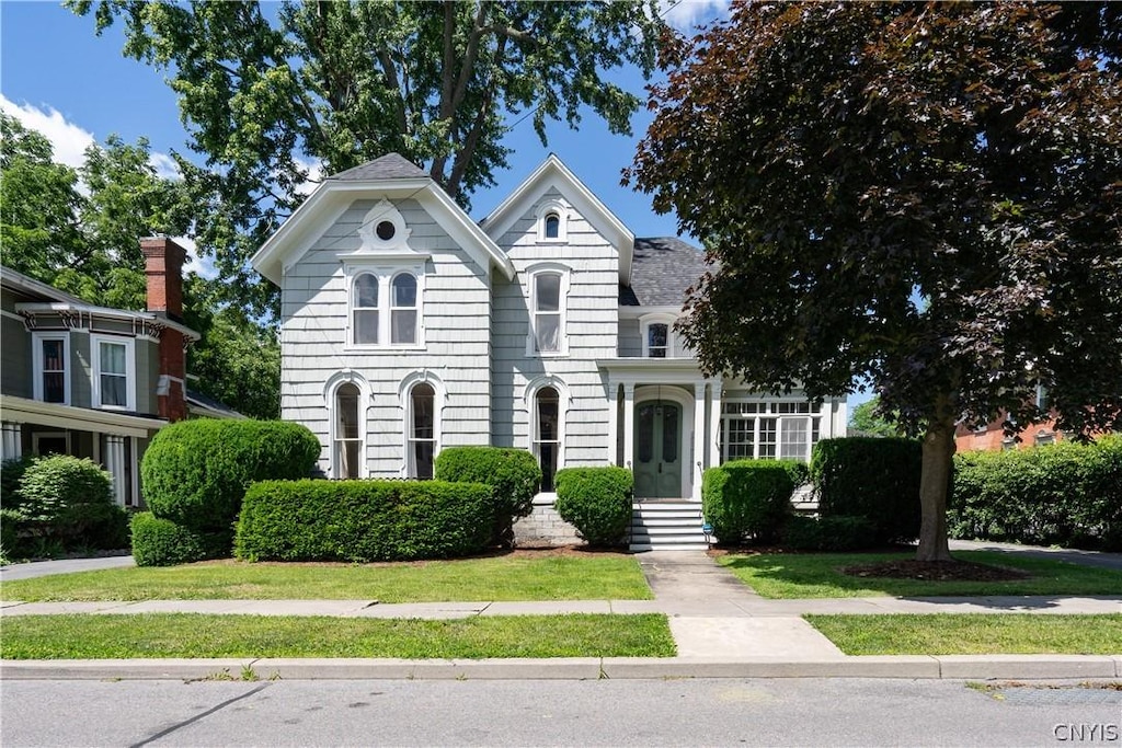 view of front of property with a front yard