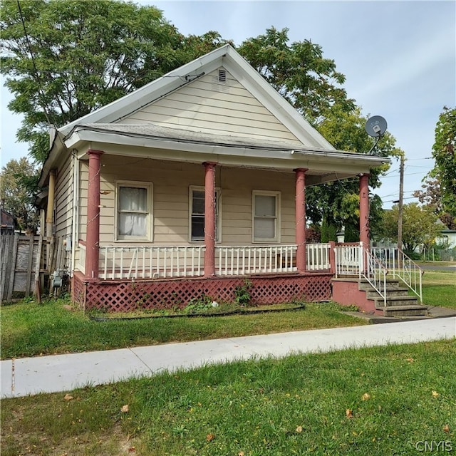 view of front facade featuring a porch and a front yard