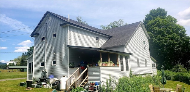 view of front facade with a front lawn