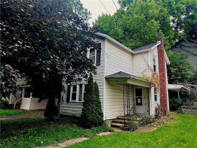 view of front of property with a front lawn