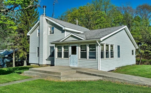 view of front of home featuring a front lawn