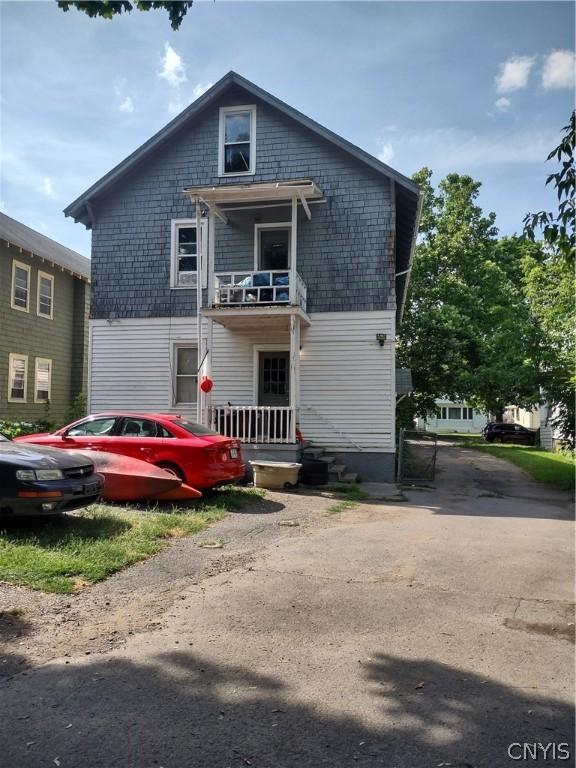 view of front of home featuring a balcony