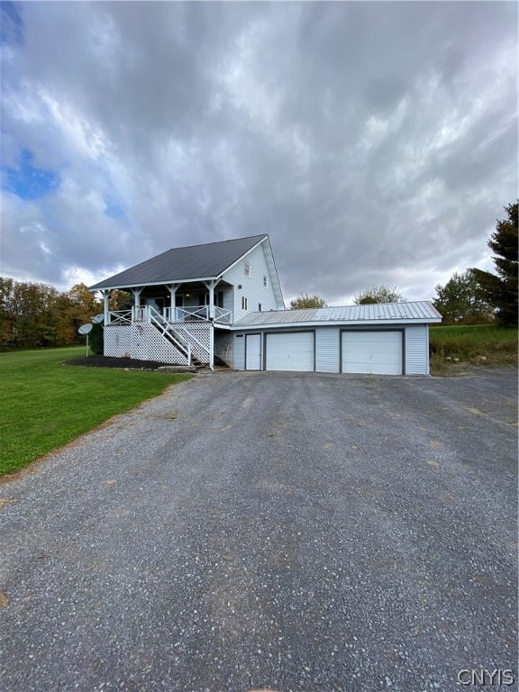 view of front of house featuring a front yard