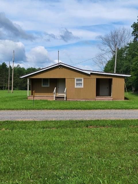 view of front of property with a front yard