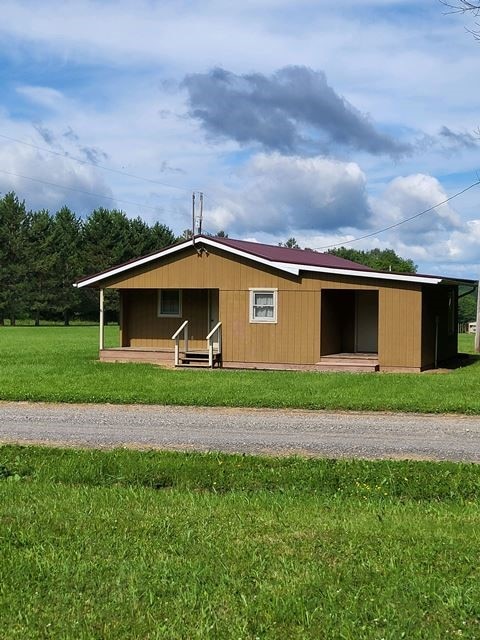 view of front of home with a front lawn