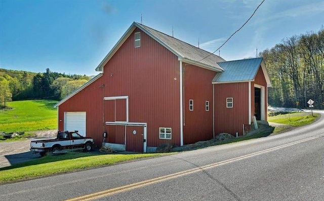 view of outdoor structure featuring a garage and a yard