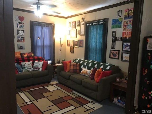 living room featuring ceiling fan and crown molding