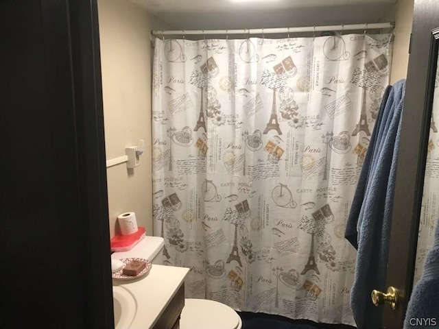 bathroom with a shower with shower curtain, vanity, and toilet