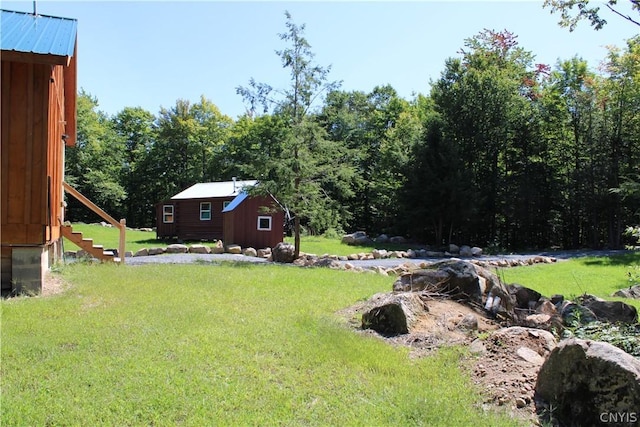 view of yard featuring an outbuilding