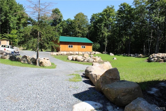 view of yard featuring an outdoor structure