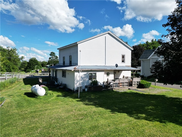 back of house featuring a yard