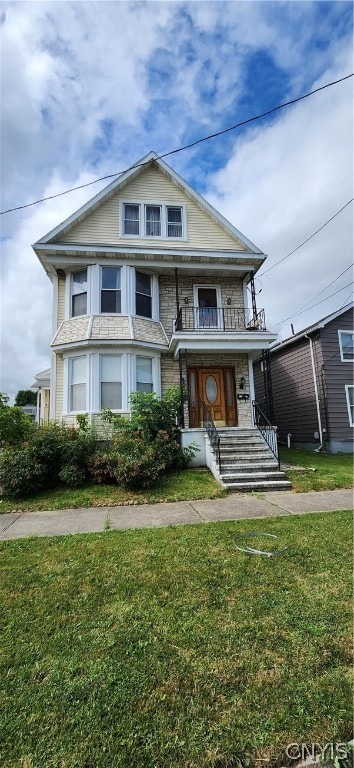 view of front of property with a front yard