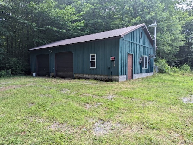 view of outdoor structure with a garage and a yard