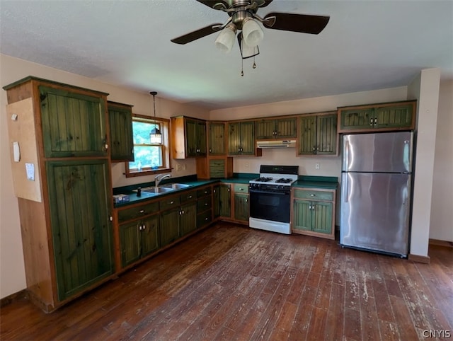 kitchen featuring dark wood-type flooring, ceiling fan, stainless steel fridge, white gas stove, and sink