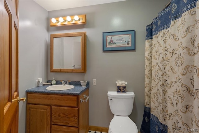 bathroom with a shower with curtain, vanity, and toilet