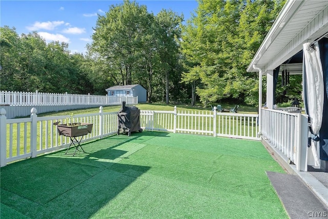 view of yard featuring an outdoor structure