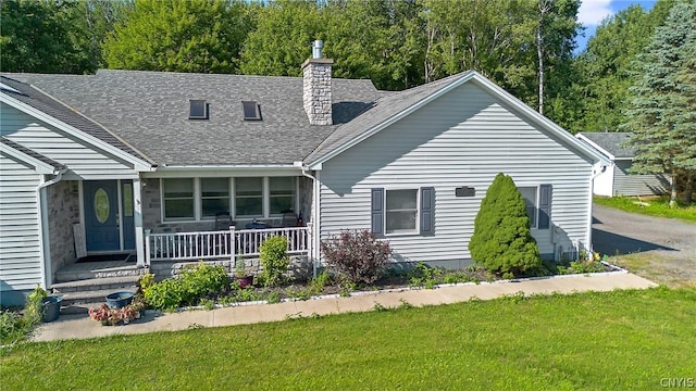 view of front facade featuring a front lawn and covered porch