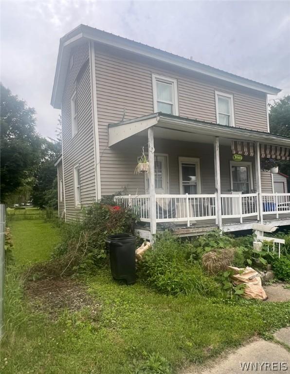 view of front of property featuring a porch