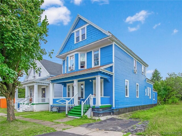 view of front of property featuring a porch and a front yard