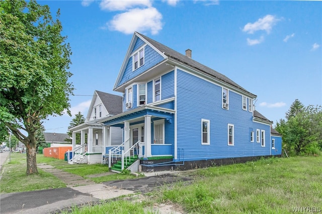 view of front facade with a porch and a front lawn