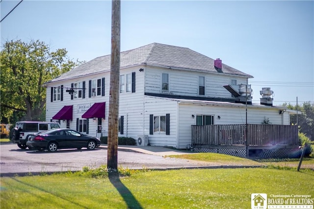 view of side of property featuring a lawn