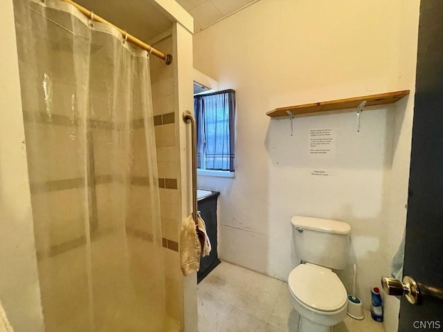 full bath with toilet and a shower with curtain