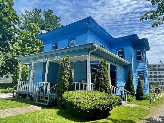 view of front facade with a porch and a front lawn