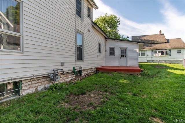 view of side of property featuring a lawn