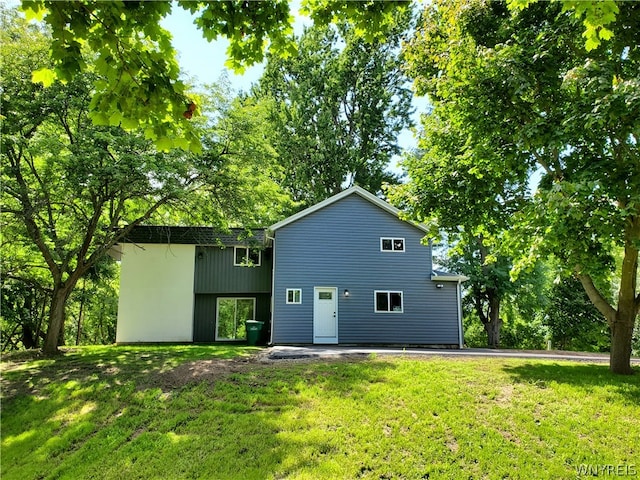 back of house featuring a lawn