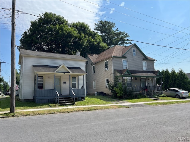 view of front facade featuring covered porch and a front yard