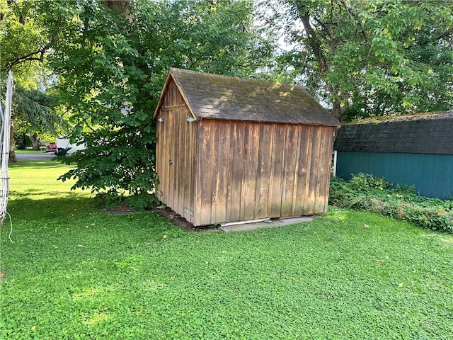 view of outdoor structure with a yard