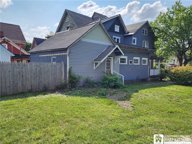 view of side of property featuring a lawn