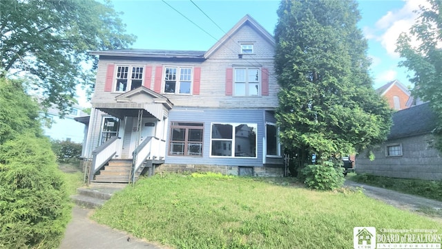 view of front of house featuring a front yard