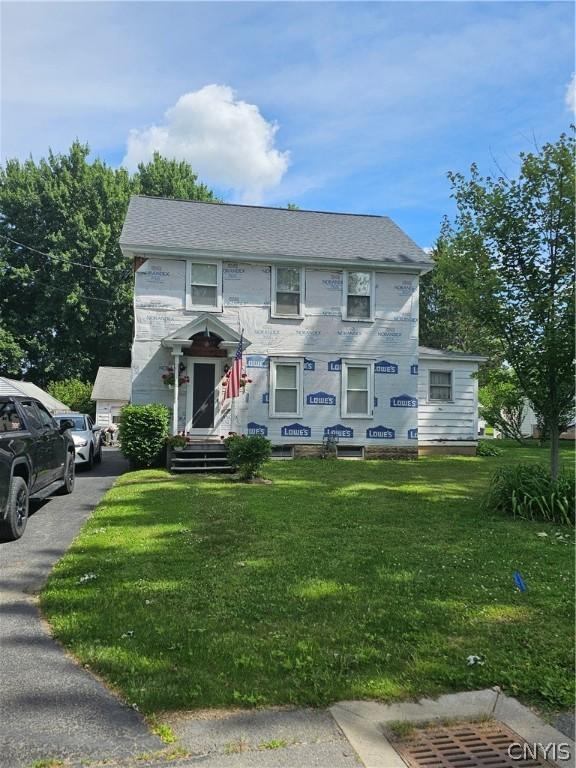 view of front of home featuring a front lawn