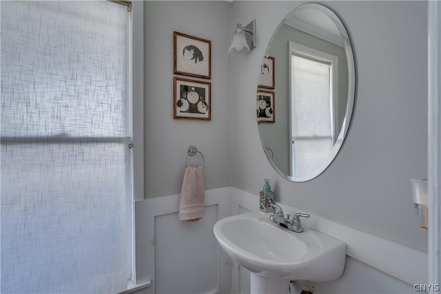 bathroom featuring sink