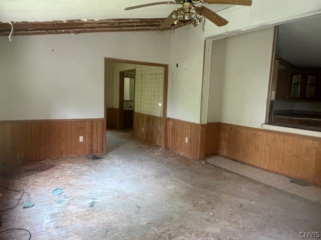 unfurnished room featuring ceiling fan