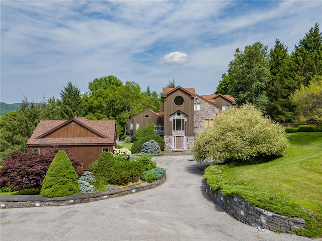 view of front of home with a front lawn