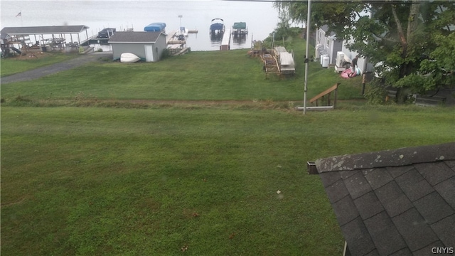 view of yard featuring a storage unit