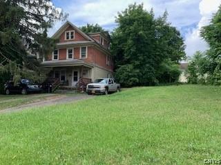 view of front facade featuring a front yard