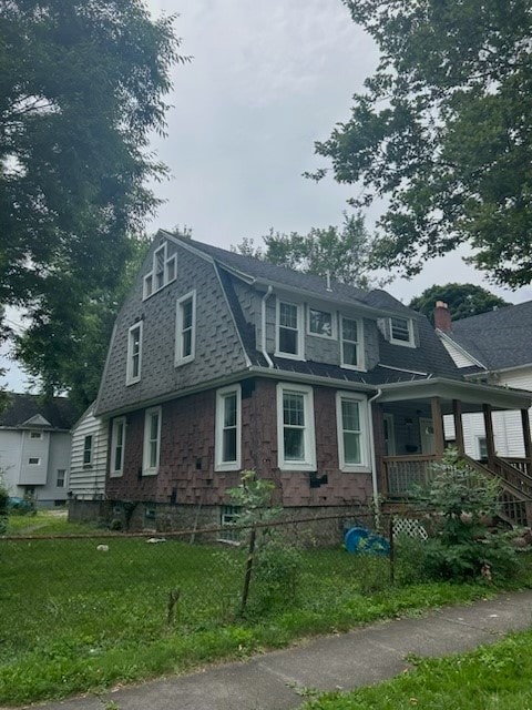 view of front of home featuring a front lawn