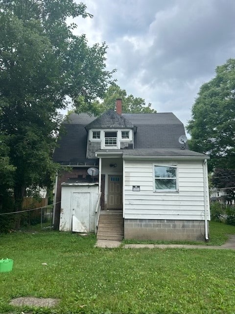 view of front of property with a front yard