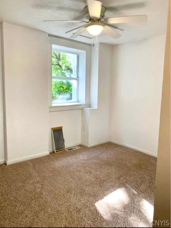 carpeted empty room featuring ceiling fan