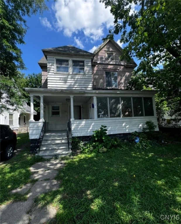 view of front of property featuring a front lawn